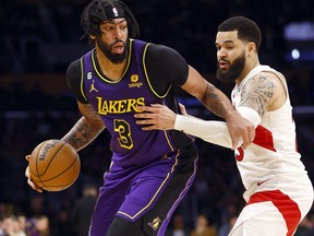 Anthony Davis des Lakers de Los Angeles contrôle le ballon contre Fred VanVleet des Raptors de Toronto en seconde période à la Crypto.com Arena le 10 mars 2023 à Los Angeles, en Californie.