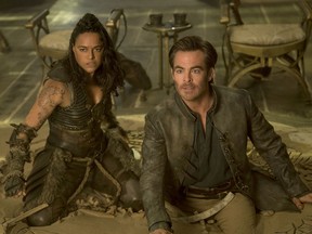 Michelle Rodriguez, à gauche, et Chris Pine dans 