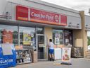 Un dépanneur Alimentation Couche-Tard Inc. dans une station-service à Saint-Lazare, au Québec.