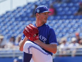 28 février 2023 ;  Dunedin, Floride, États-Unis ;  Le lanceur partant des Blue Jays de Toronto, Chris Bassitt, lance un lancer lors de la première manche contre les Tigers de Detroit au TD Ballpark.