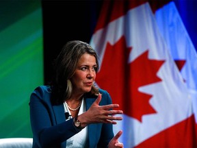 La première ministre de l'Alberta, Danielle Smith, prend la parole lors de la conférence Canada Strong and Free Networking à Ottawa le 23 mars 2023.