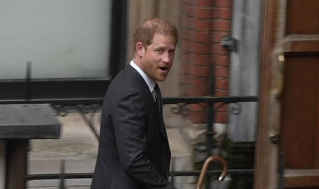 Le prince Harry dit que la famille royale lui a « sans aucun doute » caché des informations sur le piratage téléphonique