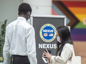 Nexus est un programme conjoint géré par l'ASFC et le CBP conçu pour accélérer les déplacements des voyageurs préapprouvés à faible risque entrant au Canada ou aux États-Unis aux points d'entrée aériens, terrestres et maritimes désignés dans les deux pays.