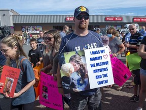 Nick Beaton, dont l'épouse Kristen Beaton a été tuée lors de la fusillade de masse d'avril, assiste à une marche organisée par les familles des victimes demandant une enquête, à Bible Hill, N.-É., le 22 juillet 2020. Beaton et les autres qui ont fait pression pour l'enquête, verront le résultat de leurs demandes d'un compte rendu complet de ce qui s'est passé, alors que l'enquête livre ses recommandations de réformes dans un rapport en sept volumes de 2 000 à 3 000 pages.