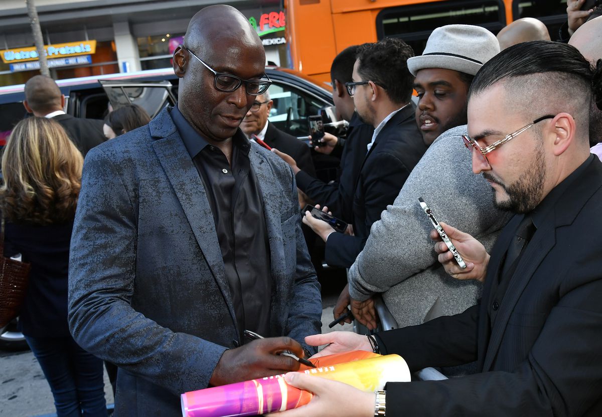 Lance Reddick signe des autographes pour les fans à l'extérieur du TCL Chinese Theatre à Los Angeles lors d'une projection de 2019 John Wick: Chapitre 3 - Parabellum