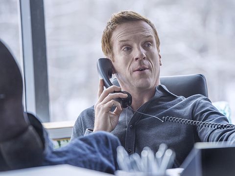 des milliards Damian Lewis parle au téléphone avec ses pieds sur le bureau