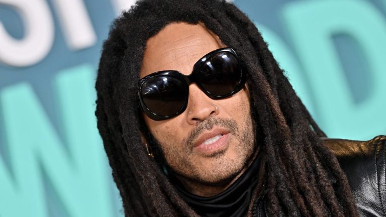 Lenny Kravitz taquine un nouvel album et une nouvelle tournée, parle de "Hunger Games" et organise les iHeartRadio Awards Les plus populaires doivent être lus Inscrivez-vous aux newsletters Variety Plus de nos marques
	
	
