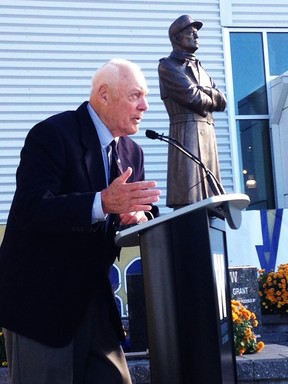 Bud Grant prend la parole après que les Blue Bombers de Winnipeg ont dévoilé une statue de lui le 23 octobre 2014.