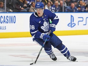 L'attaquant des Maple Leafs Mitch Marner patine avec la rondelle lors d'un match de la LNH contre l'Avalanche au Scotiabank Arena de Toronto, le mercredi 15 mars 2023.