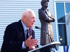 Bud Grant, qui a entraîné les Bombers de 1957 à 1956 et a remporté quatre Coupes Grey, est décédé samedi à 95 ans.  Grant était présent lorsqu'une statue de lui a été dévoilée à IG Field en 2014.