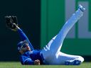 Le voltigeur de centre des Blue Jays de Toronto, Kevin Kiermaier, effectue un plongeon contre les Orioles de Baltimore en quatrième manche lors de l'entraînement printanier au TD Ballpark le 11 mars 2023.