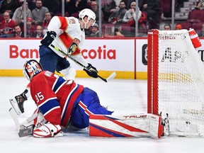 Anton Lundell # 15 des Panthers de la Floride marque sur le gardien Sam Montembeault # 35 des Canadiens de Montréal lors de la troisième période au Centre Bell le 30 mars 2023 à Montréal.