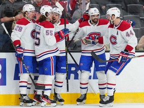 Alex Belzile (60 ans) des Canadiens de Montréal célèbre avec ses coéquipiers après avoir marqué un but lors de la troisième période contre les Golden Knights de Vegas au T-Mobile Arena de Las Vegas le 5 mars 2023.