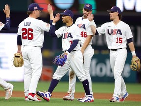 Mookie Betts de Team USA et Aaron Loup célèbrent après avoir battu Team Cuba 14-2 lors des demi-finales de la Classique mondiale de baseball au parc LoanDepot le 19 mars 2023 à Miami, en Floride.