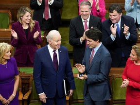 Le président américain Joe Biden se tient aux côtés de la première dame américaine Jill Biden, du premier ministre Justin Trudeau et de son épouse Sophie Grégoire, à la Chambre des communes à Ottawa, le 24 mars 2023.