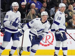 Nick Perbix # 48, Vladislav Namestnikov # 90 et Corey Perry # 10 du Lightning de Tampa Bay célèbrent le but de Namestnikov en première période contre les Golden Knights de Vegas lors de leur match au T-Mobile Arena le 18 février 2023 à Las Vegas, Nevada. ( Photo par Ethan Miller/Getty Images)