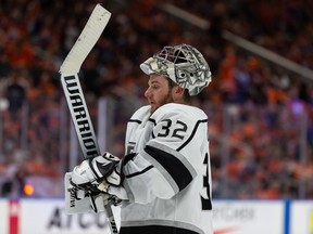 Le gardien de but des LA Kings Jonathan Quick (32 ans) est vu lors de la troisième période des séries éliminatoires de la coupe Stanley de la LNH contre les Oilers d'Edmonton à Rogers Place à Edmonton, le samedi 14 mai 2022. Photo par Ian Kucerak/Postmedia