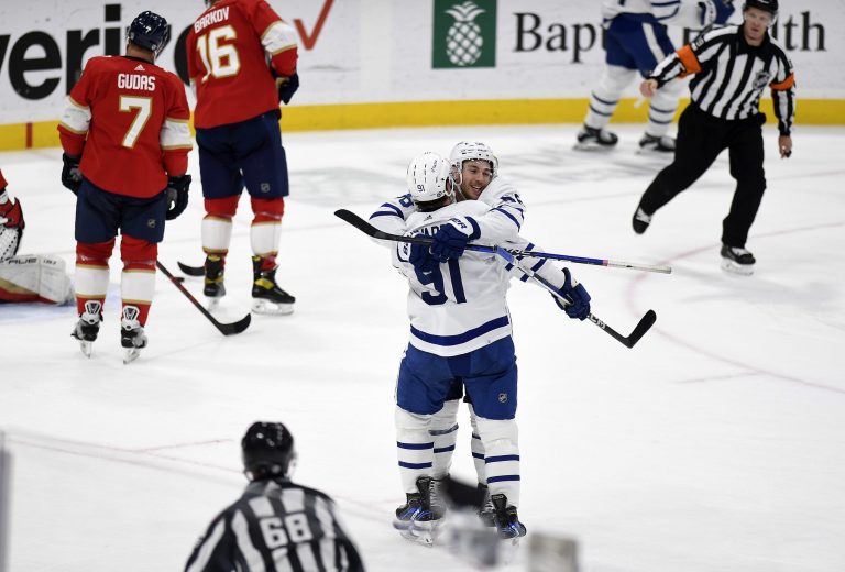 Les Maple Leafs battent les Panthers alors que les frères Staal de Floride sautent les maillots Pride