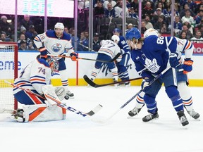 11 mars 2023 ;  Toronto, Ontario, CAN ;  L'ailier droit des Maple Leafs de Toronto William Nylander (88) se bat pour la rondelle devant le gardien de but des Oilers d'Edmonton Stuart Skinner (74) au cours de la première période à la Scotiabank Arena.  Crédit obligatoire : Nick Turchiaro-USA TODAY Sports