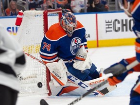 Le gardien Stuart Skinner (74 ans) des Oilers d'Edmonton effectue un deuxième arrêt contre les Kings de Los Angles à Rogers Place à Edmonton le 30 mars 2023. Photo de Shaughn Butts-Postmedia