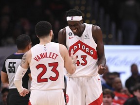 L'attaquant des Raptors de Toronto, Pascal Siakam, célèbre avec le garde Fred VanVleet après avoir marqué pendant les heures supplémentaires contre les Wizards de Washington.