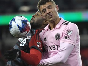 18 mars 2023 ;  Toronto, Ontario, CAN ;  L'attaquant du Toronto FC Ayo Akinola (20 ans, à gauche) se bat pour le ballon avec le défenseur de l'Inter Miami Christopher McVey(4) en seconde période au BMO Field.