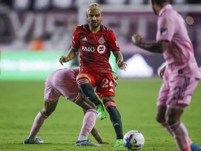 20 août 2022 ;  Fort Lauderdale, Floride, États-Unis ;  Le milieu de terrain du Toronto FC Lorenzo Insigne contrôle le ballon pendant la seconde moitié contre l'Inter Miami CF au stade DRV PNK.