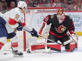 Le gardien des Sénateurs d'Ottawa Mads Sogaard a effectué un arrêt sur un tir de l'ailier gauche des Panthers de la Floride Matthew Tkachuk en deuxième période au Centre Canadian Tire lundi soir.