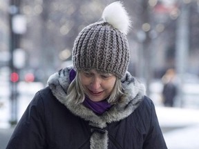 Linda Babcock, mère de Laura Babcock arrive au palais de justice de Toronto le 12 février 2018.