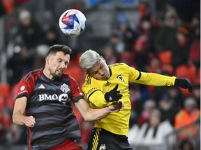 11 mars 2023 ;  Toronto, Ontario, CAN ;  Le défenseur du Toronto FC Matt Hedges se bat pour une tête contre l'attaquant du Columbus Crew Cucho Hernandez en seconde période lors d'un match de la MLS au BMO Field.