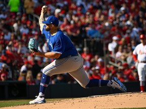 Alek Manoah des Blue Jays de Toronto lance contre les Cardinals de St. Louis lors de la deuxième manche lors de la journée d'ouverture au Busch Stadium.