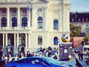 Une BMW i8 roule sur la place Sechselaeutenplatz lors du 12e Festival du film de Zurich le 22 septembre 2016 à Zurich, en Suisse.  (Photo par Alexander Koerner/Getty Images)