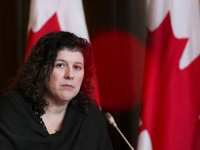 La vérificatrice générale Karen Hogan tient une conférence de presse à Ottawa, le 6 décembre 2022. La vérificatrice générale affirme que les deux tiers des personnes handicapées ont rencontré des obstacles dans les avions et les trains sous réglementation fédérale en 2019 et 2020, et souligne un manque de consultation et d'application par agences concernées.