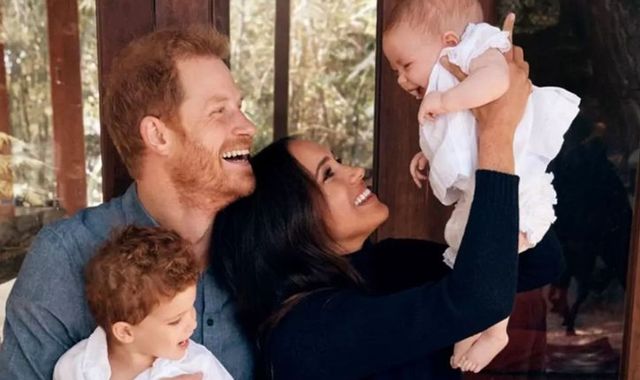 Les enfants de Harry et Meghan officiellement reconnus comme prince et princesse par la famille royale alors que le couple dit que c’est leur « droit d’aînesse »