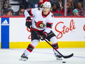 Photo d'archives/ Le défenseur des Sénateurs d'Ottawa Jakob Chychrun (6) contrôle la rondelle contre les Flames de Calgary au cours de la troisième période au Scotiabank Saddledome.