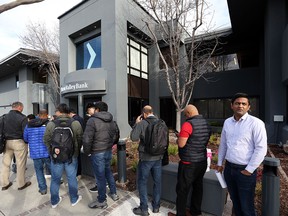 Les gens font la queue devant un bureau de la Silicon Valley Bank le 13 mars pour tenter de récupérer leurs dépôts à Santa Clara, en Californie, quelques jours après l'effondrement de la banque.