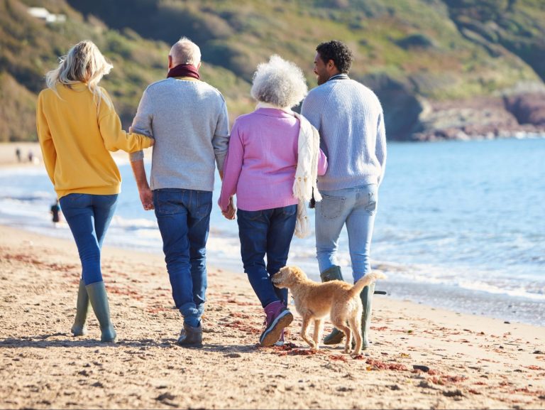 Les personnes de plus de 55 ans peuvent avoir du mal à marcher et à parler en même temps : étude