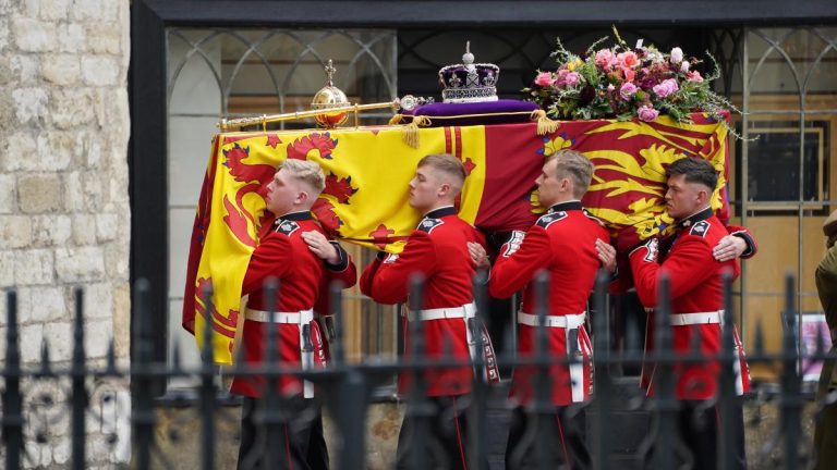 Les porteurs de la reine reçoivent la médaille royale de Victoria pour leur service lors des funérailles