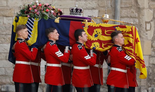 Les porteurs du cercueil de la reine reconnus dans une liste d’honneurs spéciaux