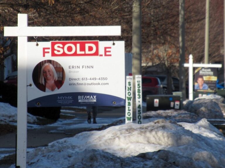 Les prix des maisons au Canada chuteront de 12% en 2023, toujours inabordables pour beaucoup