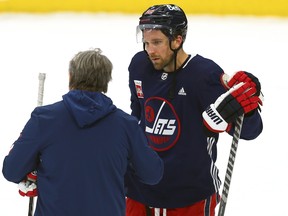 Blake Wheeler en conversation avec l'entraîneur-chef Rick Bowness lors de l'entraînement des Jets de Winnipeg.