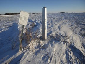 Une borne frontière est affichée juste à l'extérieur d'Emerson, au Manitoba, le 20 janvier 2022. Un groupe de républicains sur la colline du Capitole tourne son regard vers le Canada alors qu'il intensifie la critique politique de la stratégie d'immigration du président Joe Biden.