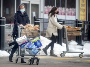 Acheteurs quittant l'épicerie Longo's à Oakville.