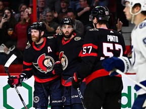 L'attaquant des Sénateurs Derick Brassard, au centre, célèbre un but contre le Lightning en deuxième période avec Claude Giroux, à gauche, et Shane Pinto.