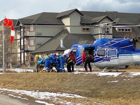 Le personnel médical et de sauvetage décharge un patient d'un hélicoptère RK Heliski à l'hôpital du district d'Invermere lors d'un vol sur une demi-douzaine pour faire descendre des personnes du site d'une avalanche qui a tué trois personnes et blessé quatre personnes au cours d'une journée d'héliski dans les montagnes au-dessus d'Invermere le 1er mars 2023.