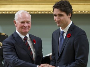 Le premier ministre canadien Justin Trudeau (à droite) serre la main du gouverneur général David Johnston après avoir prêté serment en tant que premier ministre à Rideau Hall à Ottawa le 4 novembre 2015.