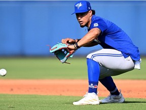 23 février 2023 ;  Dunedin, Floride, États-Unis ;  Le joueur de deuxième but des Blue Jays de Toronto, Santiago Espinal, lance un ballon au sol pendant l'entraînement du printemps.