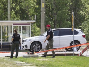 Deux policiers de Laval arpentent les lieux après la mort de Rocco Sollecito en 2016.