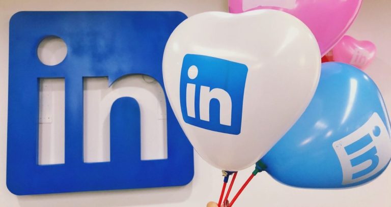 LinkedIn étend son assistant IA génératif aux annonces de recrutement et à la rédaction de profils