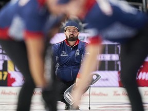 Reid Carruthers, capitaine de l'équipe Wild Card 2, du Morris Curling Club au Manitoba, regarde son tir lors du match de son équipe contre les Territoires du Nord-Ouest au Tim Hortons Brier 2023 au Budweiser Gardens à London, en Ontario, le dimanche 5 mars 2023.